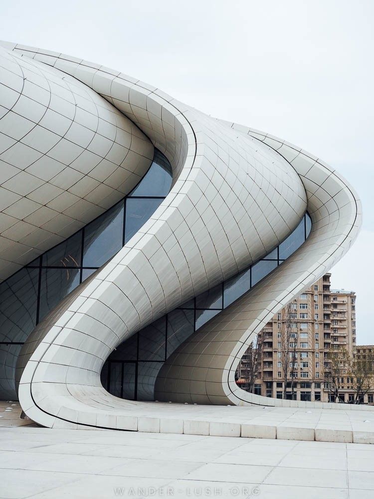 Betonfelületek kreatív megmunkálása: festés, mintázás, textúrázás